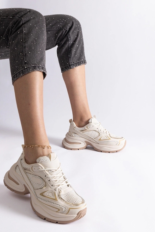 Beige sneakers med en massiv Adom-sål