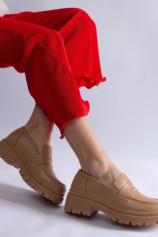 Mørke beige mokkasiner lavet af... Mørke beige mokkasiner lavet af...