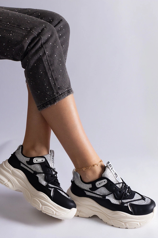 Sorte sneakers med glimmerindsatser...