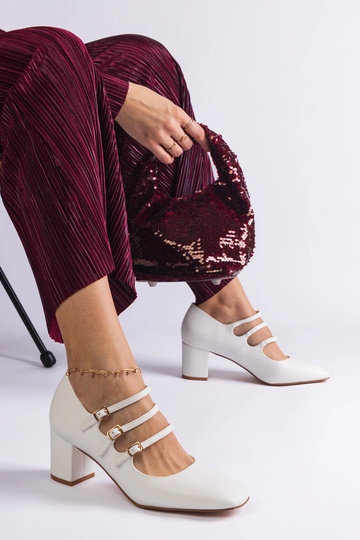 Hvide pumps med blokhæl og...