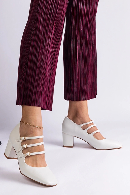 Hvide pumps med blokhæl og dekorative... Hvide pumps med blokhæl og dekorative...