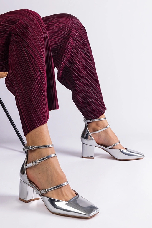 Sølv patent pumper med Kamola spænder Sølv patent pumper med Kamola spænder