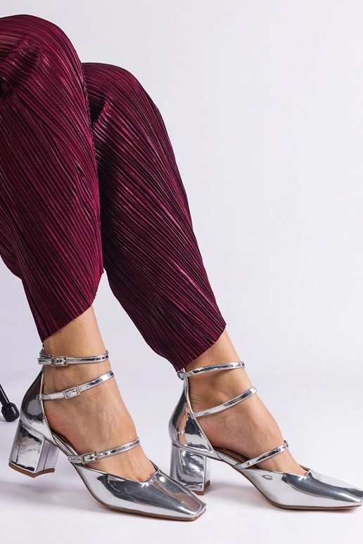 Sølv patent pumper med Kamola spænder Sølv patent pumper med Kamola spænder