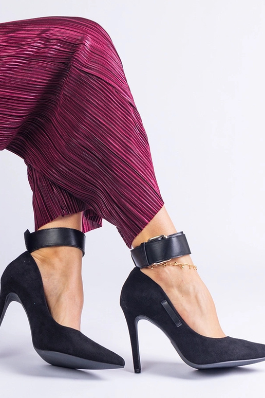 Sorte højhælede pumps lavet af... Sorte højhælede pumps lavet af...