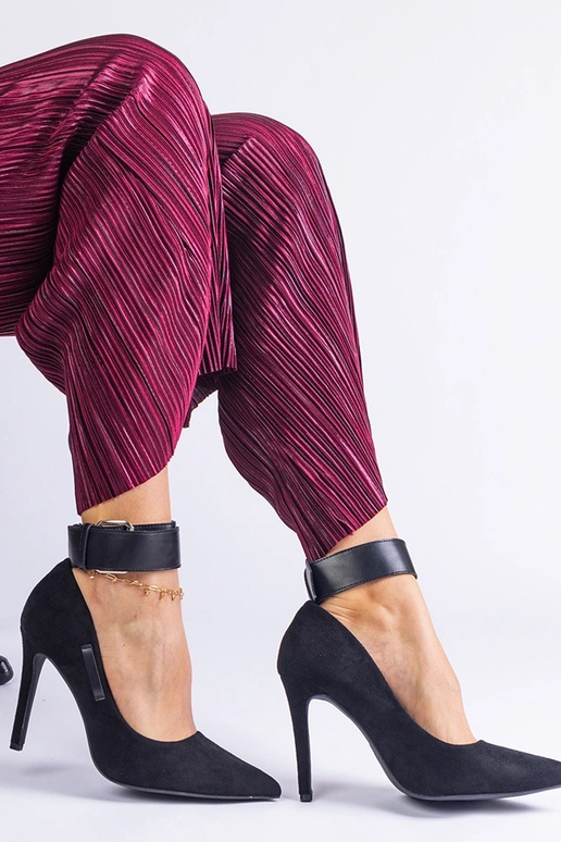 Sorte højhælede pumps lavet af... Sorte højhælede pumps lavet af...