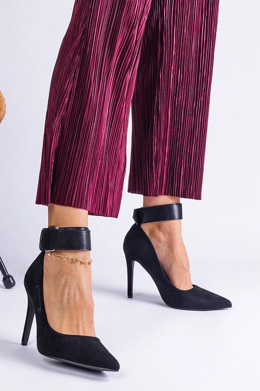 Sorte højhælede pumps lavet af... Sorte højhælede pumps lavet af...