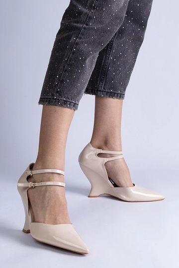 Beige pumps i patentlæder på kile med spænder fra Vizario 2