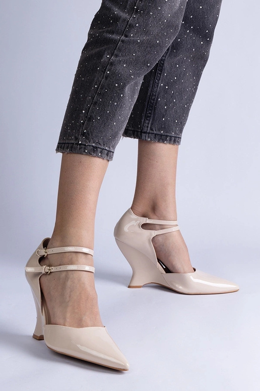 Beige pumps i patentlæder på kile med...