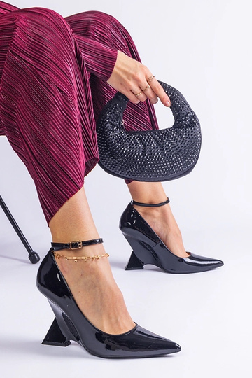 Zwarte lakleren pumps op...