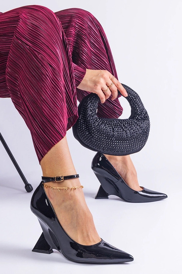 Zwarte lakleren pumps op... 2
