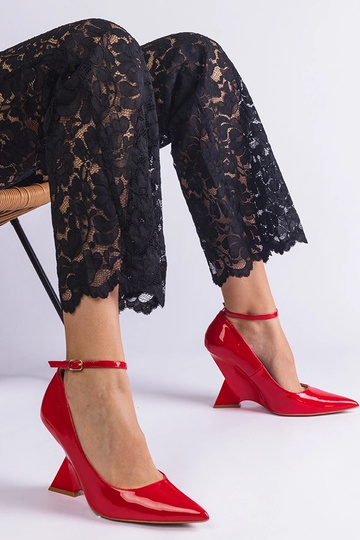 Rode lakleren pumps op een... 2