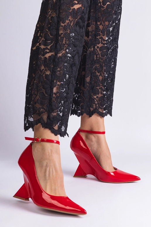 Rode lakleren pumps op een plateau... Rode lakleren pumps op een plateau...