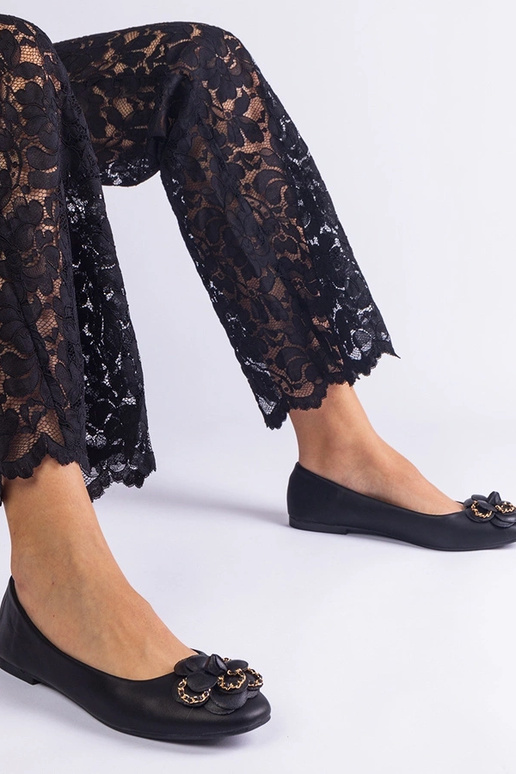 Sorte balletlejligheder dekoreret med...