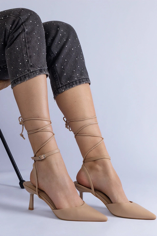 Beige stiletter med åben tå bundet om... Beige stiletter med åben tå bundet om...