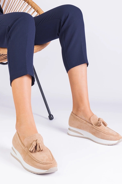 Beige dame loafers på platformen med... Beige dame loafers på platformen med...