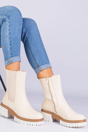 Beige ankelstøvler lavet af...