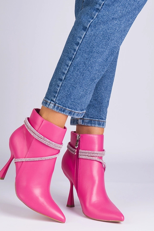 Pink højhælede ankelstøvler dekoreret...