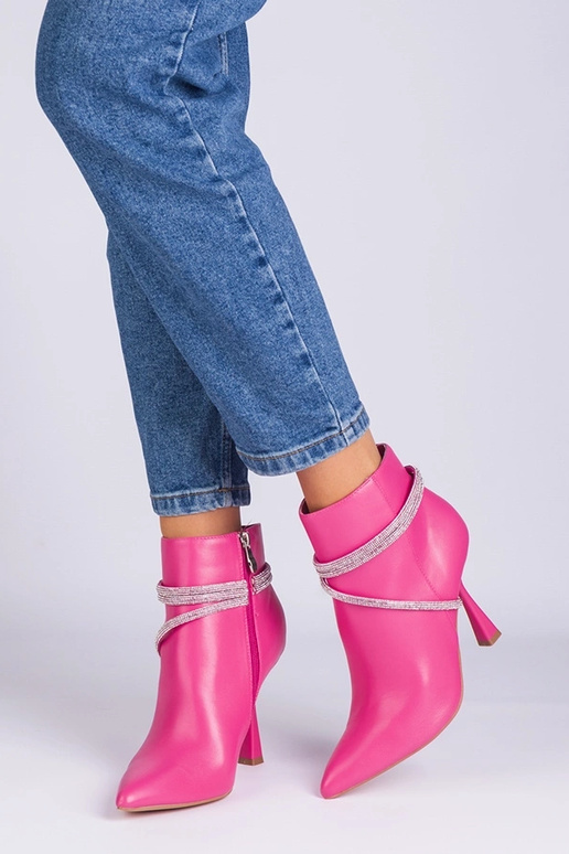 Pink højhælede ankelstøvler dekoreret...