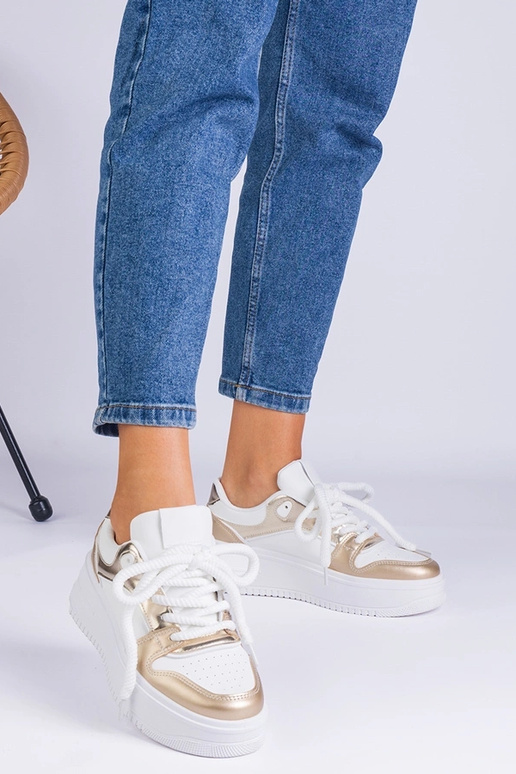 Wit-gouden sneakers op een platform... Wit-gouden sneakers op een platform...