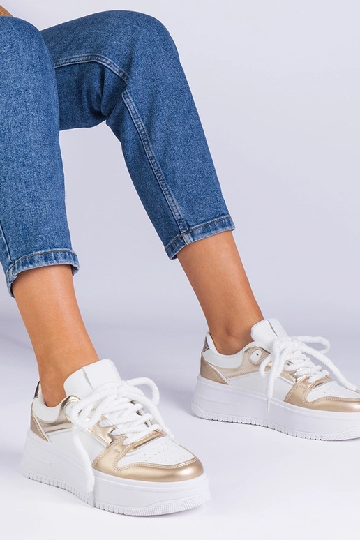 Wit-gouden sneakers op een platform... Wit-gouden sneakers op een platform...