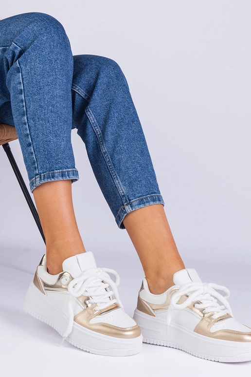 Wit-gouden sneakers op een platform... Wit-gouden sneakers op een platform...