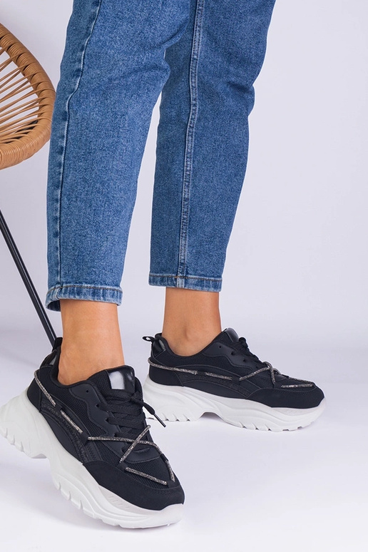 Sorte damesneakers dekoreret med...