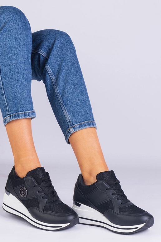 Sorte damesneakers dekoreret med en...