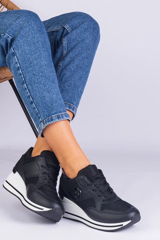 Sorte damesneakers dekoreret med en...