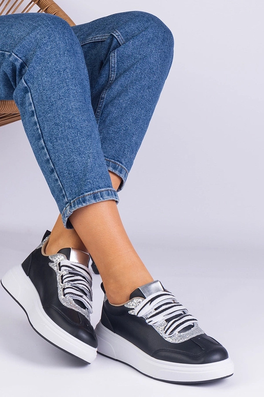 Sorte damesneakers dekoreret med...