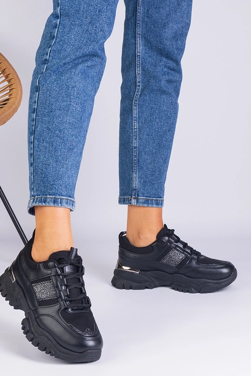 Sorte damesneakers dekoreret med...