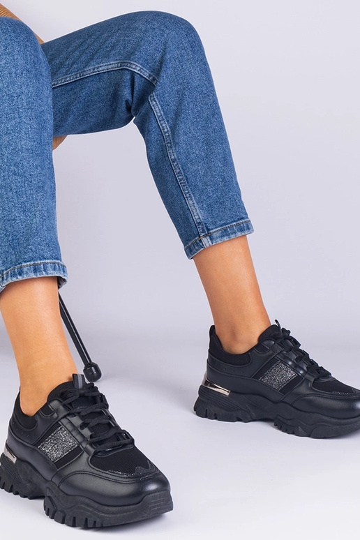 Sorte damesneakers dekoreret med...