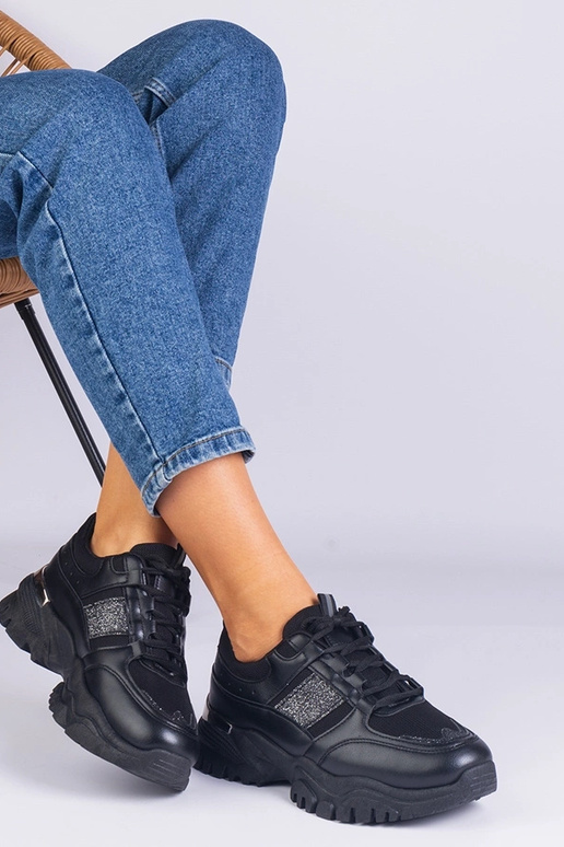 Sorte damesneakers dekoreret med...
