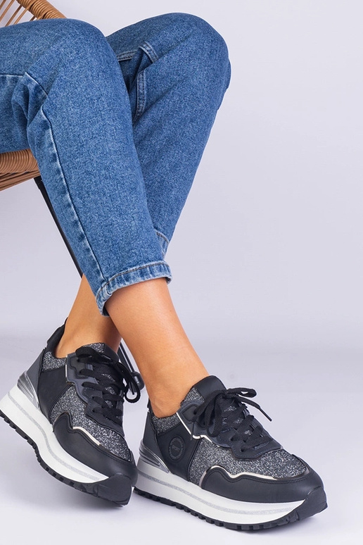 Sorte damesneakers dekoreret med...