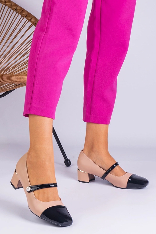 Beige patent tå pumps med blokhæl... Beige patent tå pumps med blokhæl...