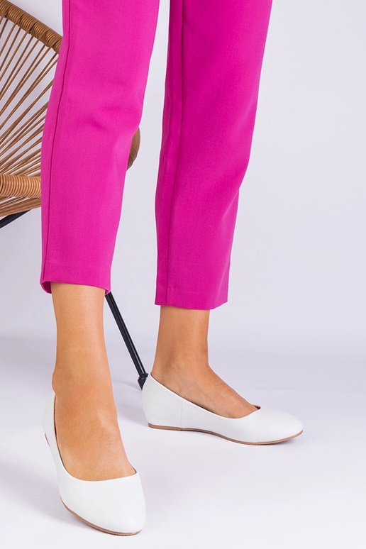 Hvide ballerinaer med skjult kile... Hvide ballerinaer med skjult kile...