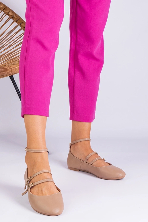 Beige balletlejligheder lavet af...