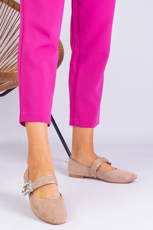 Beige balletlejligheder dekoreret med...