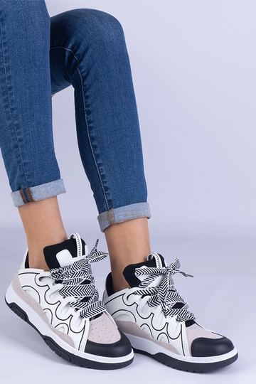 Sorte damesneakers med dekorativ snøring Grejs