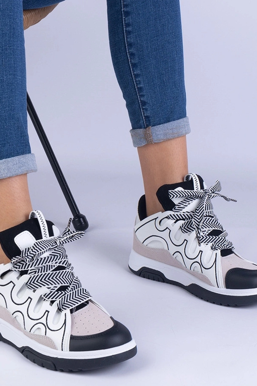 Sorte damesneakers med dekorativ...