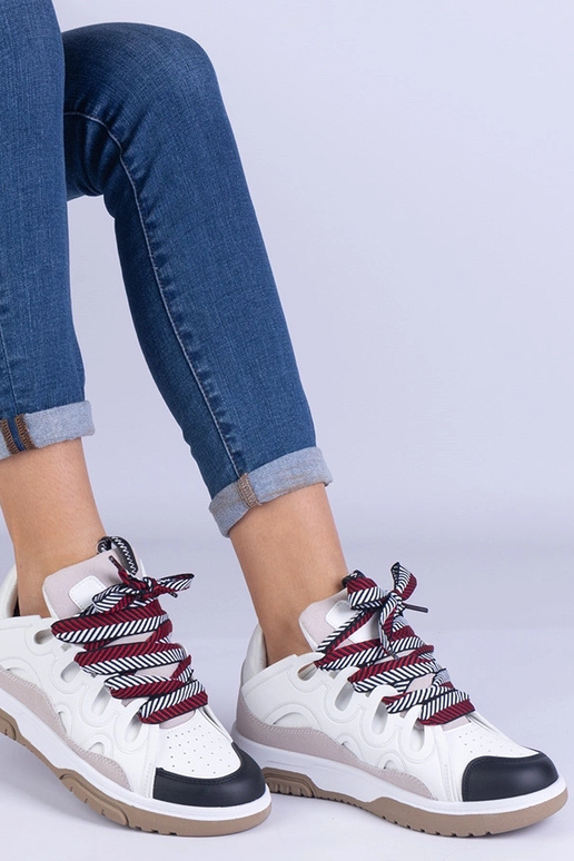 Hvide damesneakers med dekorativ...