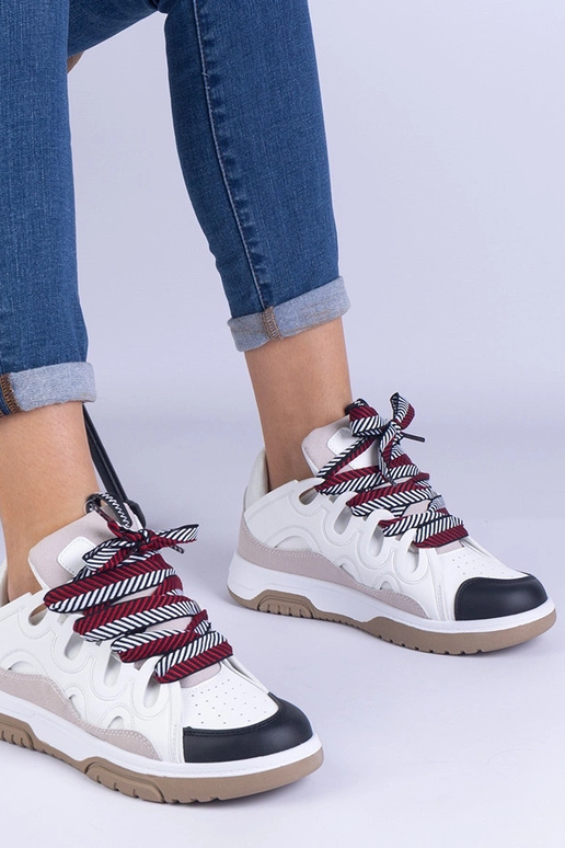 Hvide damesneakers med dekorativ...