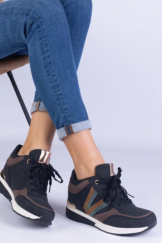 Sorte damesneakers med skjult kile...