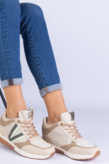 Beige damesneakers med skjult kile Ninella