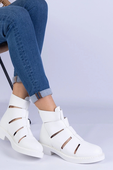 Hvide ankelstøvler lavet af...