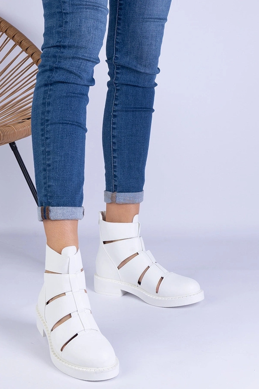 Hvide ankelstøvler lavet af øko-læder...