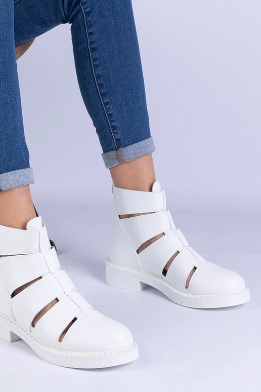 Hvide ankelstøvler lavet af øko-læder...