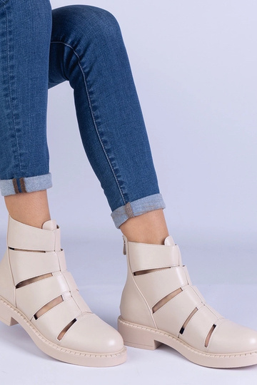 Beige støvler lavet af...