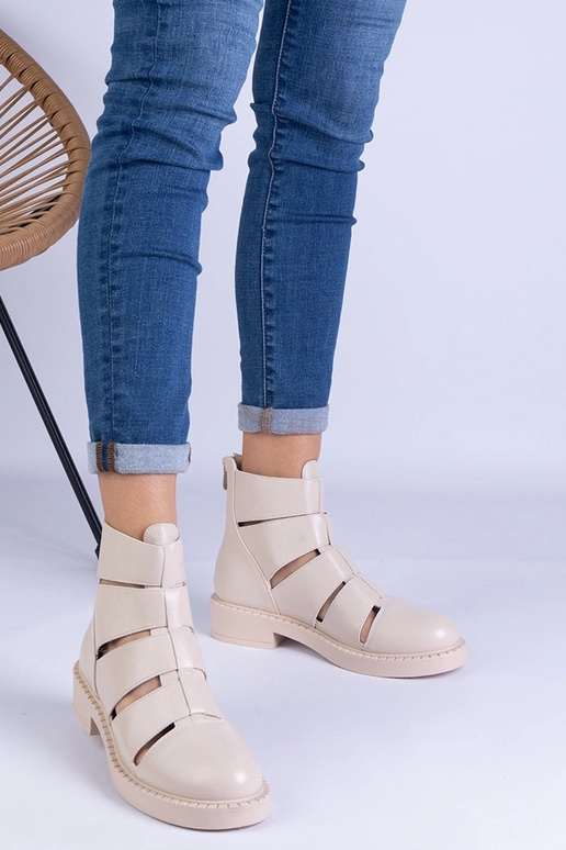 Beige støvler lavet af øko-læder med...