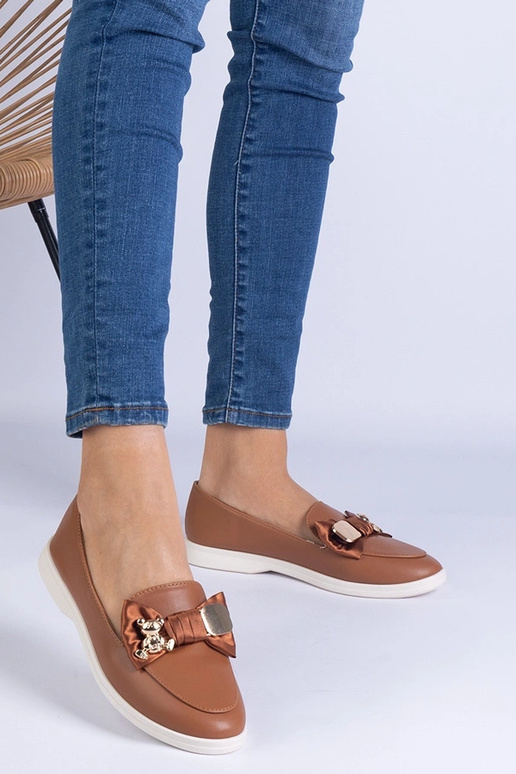 Bruine mocassins versierd met een... Bruine mocassins versierd met een...