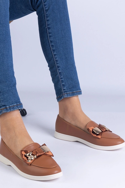 Bruine mocassins versierd met een... Bruine mocassins versierd met een...